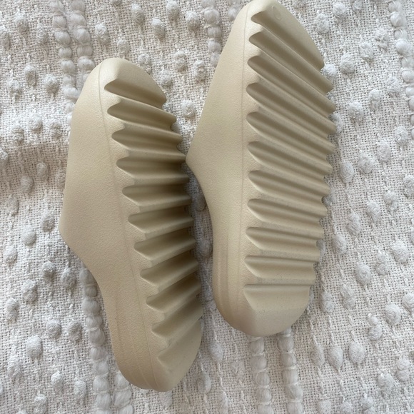 Yeezy Slides Size 6y “Bone” - Picture 4 of 4